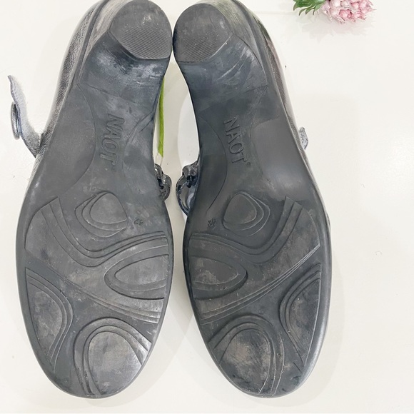 NAOT Pewter Patent Leather and Suede Comfort Low-Heel Mary Jane Pumps Si… - Picture 8 of 8